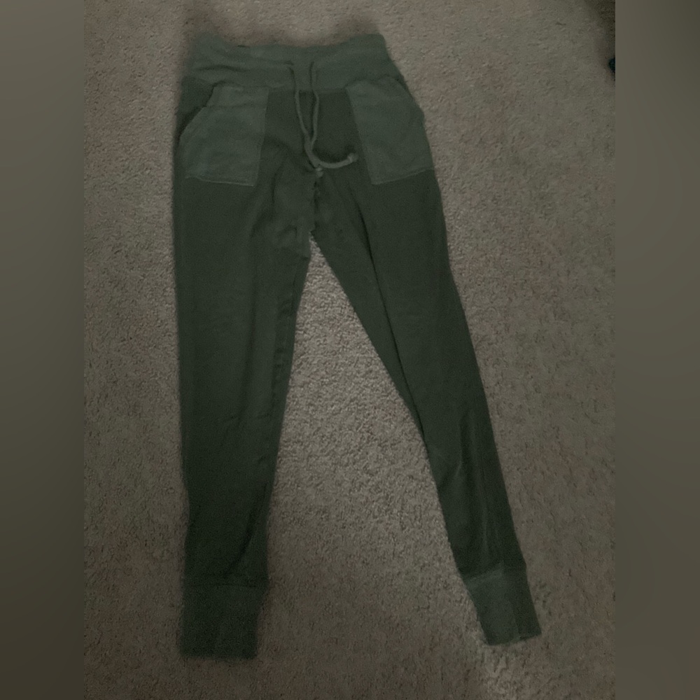 Girls green leggings with pockets